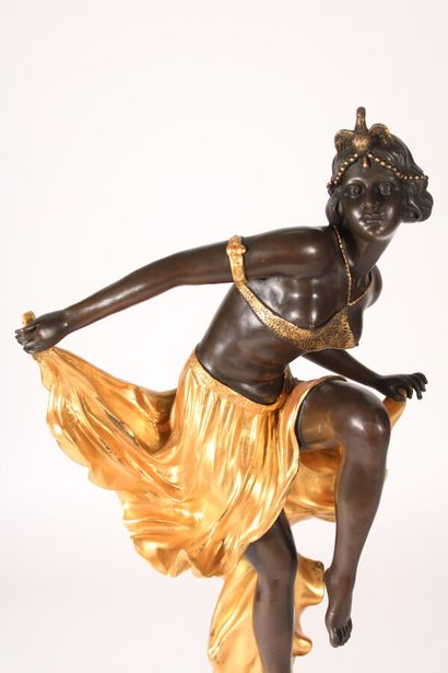 null D'après LAMBERTINI

"Danseuse"

Sujet en bronze doré et patiné sur un socle...