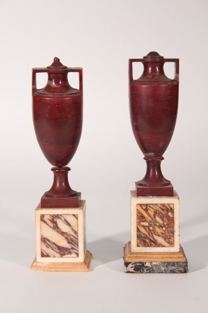 null Paire de vases en marbre griotte

XIXème siècle

H : 24 et 23 cm 

(Accidents...
