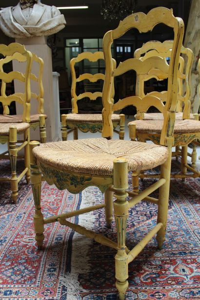 null Suite de huit chaises paillées en bois peint et sculpté à décor de fleurs et...