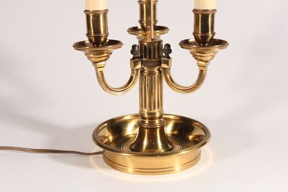 null Lampe bouillotte en bronze à décor de frises de perles et canaux, abat-jour...