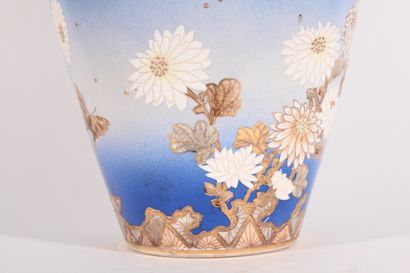 null Vase en faïence Satsuma à fond bleu

Japon, XXème siècle

Balustre, à décor...