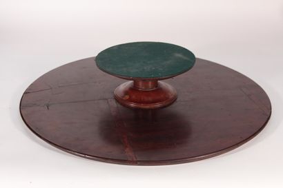 null Plateau centre de table tournant en acajou mouluré

Fin XIXème siècle

H.: 11,5cm,...