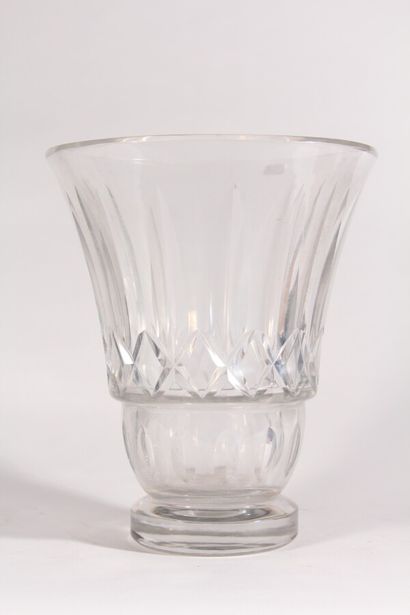 null BACCARAT France

Grand vase en cristal moulé 

H.: 29 cm

(Rayures d'usage et...