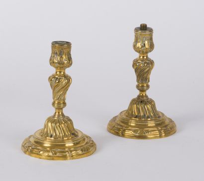  Henry Dasson 1881 - Paire de petits flambeaux en bronze de style Louis XV, base... Gazette Drouot