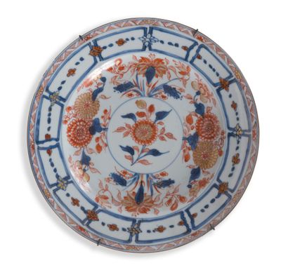 null EIGHT CHINESE IMARI PORCELAIN PLATES

China, 18th century.

Decorated with flowers...