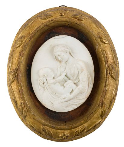 null MEDAILLON EN MARBRE SCULPTE

représentant une Vierge à l'Enfant.

Italie, fin...