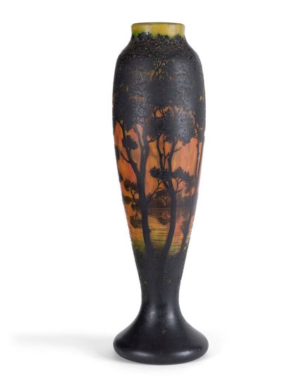 null DAUM NANCY

« Coucher de soleil sur un paysage lacustre ».

Très important vase...