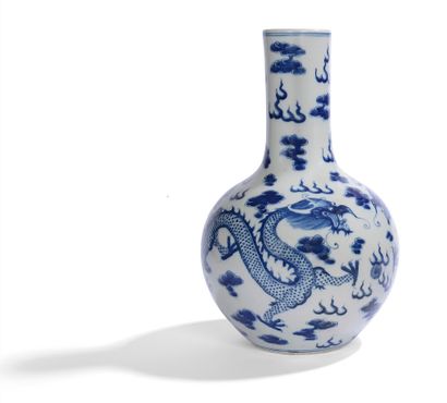 null TIANQIUPINGEN VASE BLUE WHITE PORCELAIN

China, late 19th century

The globular...