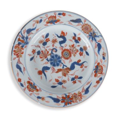 null EIGHT CHINESE IMARI PORCELAIN PLATES

China, 18th century.

Decorated with flowers...