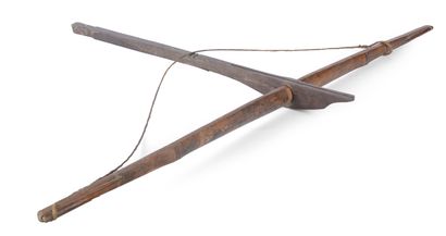 null DEUX ARBALETES

bois, bambou et fibres.

Gabon. Pays Fang.

86,5 x 117 cm et...