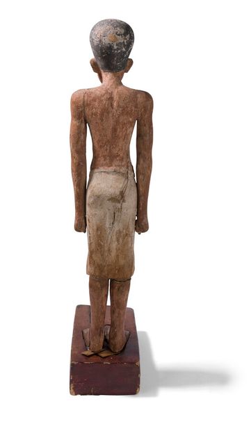 null STATUE EN BOIS SCULPTE

représentant un personnage

vêtu d'un pagne.

Bois polychrome.

Egypte....