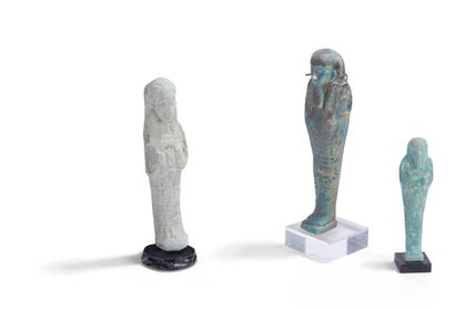 null TROIS OUCHEBTI EN FAIENCE

De style égyptien.

H.: 17 ; 11 et 15,5 cm.