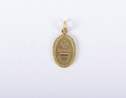null A Augis, médaille d'amour ovale en or jaune 750 millièmes, sertie de pierres...