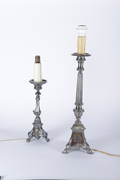 null Deux pique-cierge tripodes en métal argenté à riche décor de style Louis XIV,...