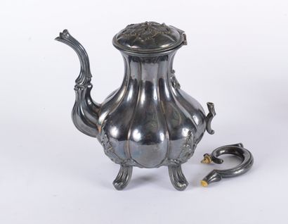null Coffee pot Napoleon III in silver Minerve 950 thousandths, it rests on four...