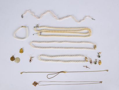 null Lot de bijoux fantaisie : colliers de perles, boucles d'oreilles, médailles,...