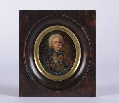 null Miniature ovale, portrait d'un aristocrate en armure dans le goût du XVIIIème...