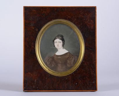 null De Chateaubourg 1884, miniature représentant une jeune femme de trois quart...