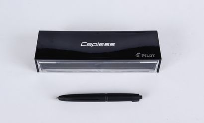 null Pilot Capless, stylo encre noir à plume or rétractable dans sa boîte.