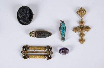 null Ensemble de six bijoux fantaisie de la fin du XIXème siècle ou du début du XXème...