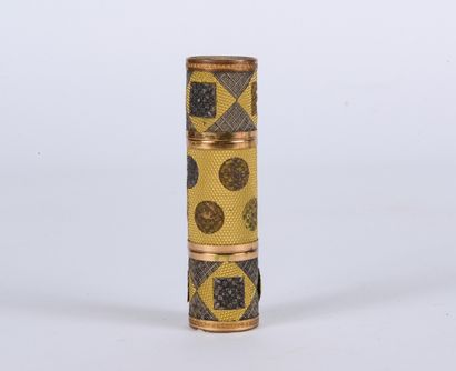 null Ecrin cylindrique en métal doré ouvrant en trois parties à décor de fleurettes...