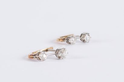 null Paire de boucles d'oreilles en or 750 millièmes serties chacune de deux diamants...