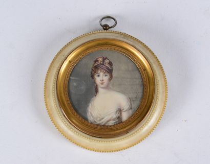 null Miniature ronde sur ivoire "Portrait d'une jeune femme du Directoire en robe...