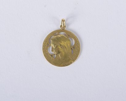 null Médaille ronde en or jaune 750 millièmes au profil de la Vierge, son auréole...