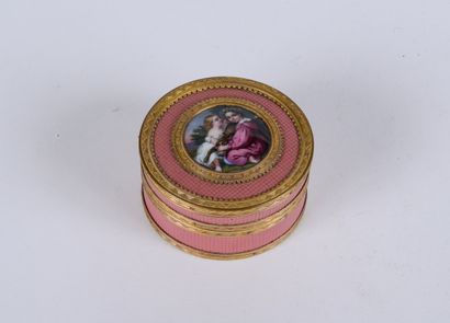 null Boîte ronde Napoléon III, en écaille recouvert de composition rose, la monture...