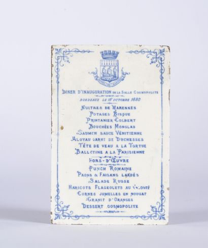 null Jules Vieillard, plaque de menu rectangulaire en faïence fine, décor en bleu...