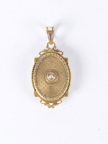 null Pendentif médaillon ovale de deux tons d'or, décor de feuillages, perles, guillochage...