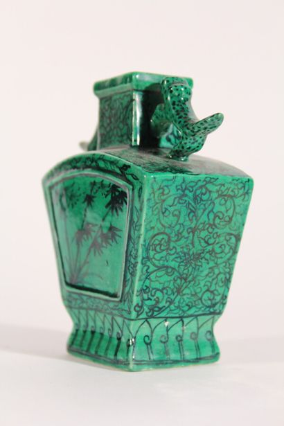 null Petit vase en céramique émaillée vert et décor de fleurs

Chine, XXème siècle

H.:...