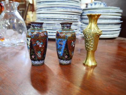 null Petit vase soliflore en bronze doré à décor de fleurs et têtes de chimères

Japon,...