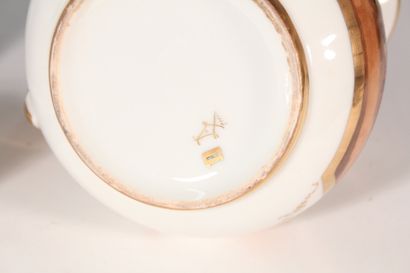 null Broc en porcelaine dans le goût de Sèvres à décor doré de guirlandes fleuries...