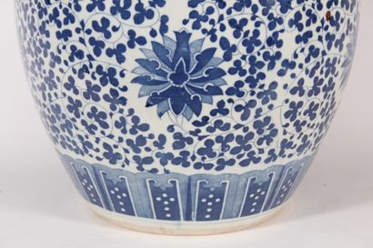 null Bassin en porcelaine bleu blanc à décor de feuillage et fleurs stylisées

Chine,...