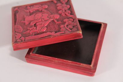null Petite boîte carrée en laque rouge à décor de vieillard et enfants

Japon, XIXème/XXème...