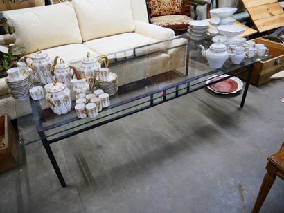 null Table basse moderne piétement en métal peint, plateau de verre

H.: 45 cm, P.:...