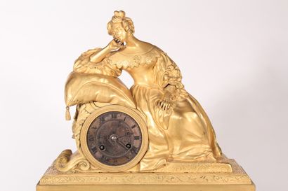 null Pendule à poser en bronze doré à décor de dame de qualité et palmettes

XIXème...