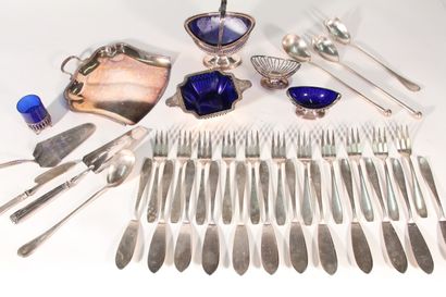 null Ensemble de métal argenté comprenant 11 fourchettes et 12 couteaux à poisson,...