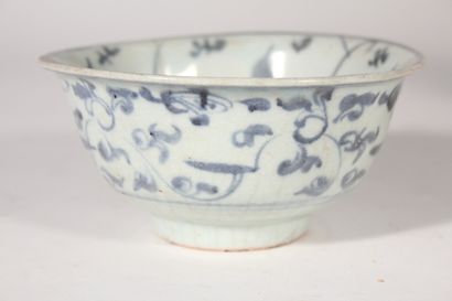 null Bol en grès émaillé à décor bleu blanc de rinceaux feuillagés

Chine, XIXème...