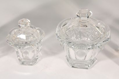 null BACCARAT France

Deux pots couverts en cristal à côtes 

H.: 14,5 et 11,5 cm

On...