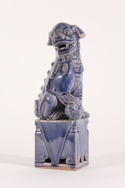 null Chien de Fô en porcelaine émaillée bleu

Chine, XXème siècle

H.: 20,5 cm

(Cassé...