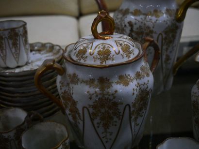 null Service à café en porcelaine de Limoges à décor émaillé doré de fleurs comprenant...