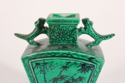 null Petit vase en céramique émaillée vert et décor de fleurs

Chine, XXème siècle

H.:...