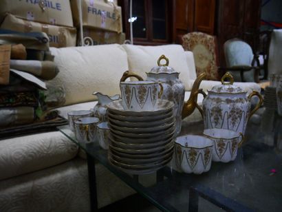 null Service à thé en porcelaine de Limoges à décor émaillé doré de fleurs comprenant...