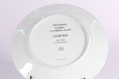 null Assiette en porcelaine de Limoges pour Cartier.1972, décor polychrome en plein...