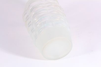 null Vase en verre opalescent à décor géométrique 

Circa 1920

H.: 26 cm