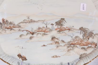 null Plateau en porcelaine de Satsuma à décor polychrome d'un paysage lacustre 

Japon,...