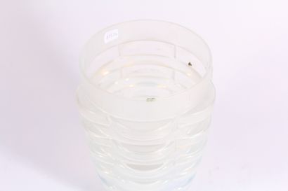 null Vase en verre opalescent à décor géométrique 

Circa 1920

H.: 26 cm