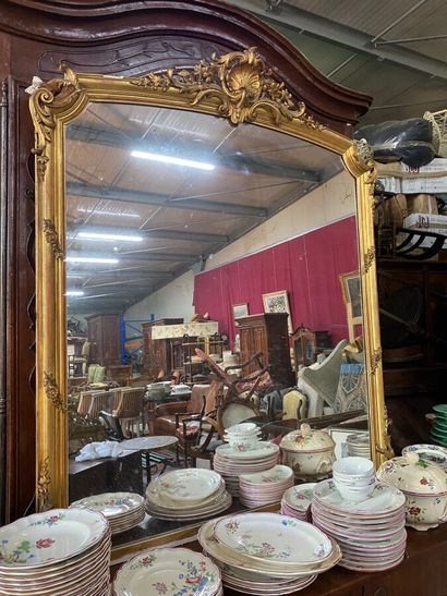 null Miroir cadre en bois et stuc doré à décor de fleurs, feuillages et coquille

XIXème...